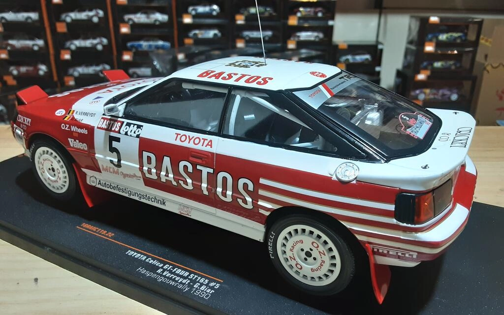 Miniature Toyota Celica GT-Four ST165 1990 – Blanc Bastos – Échelle 1/18 Par IXO