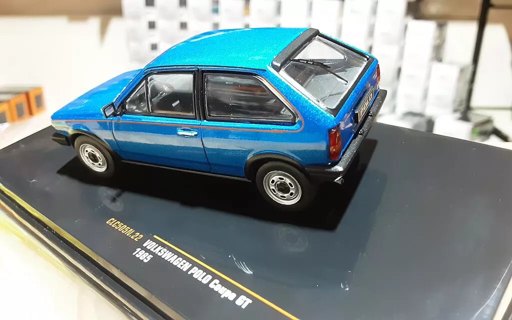 Miniature Ixo models VOLKSWAGEN POLO COUPE GT 1985 BLEUE