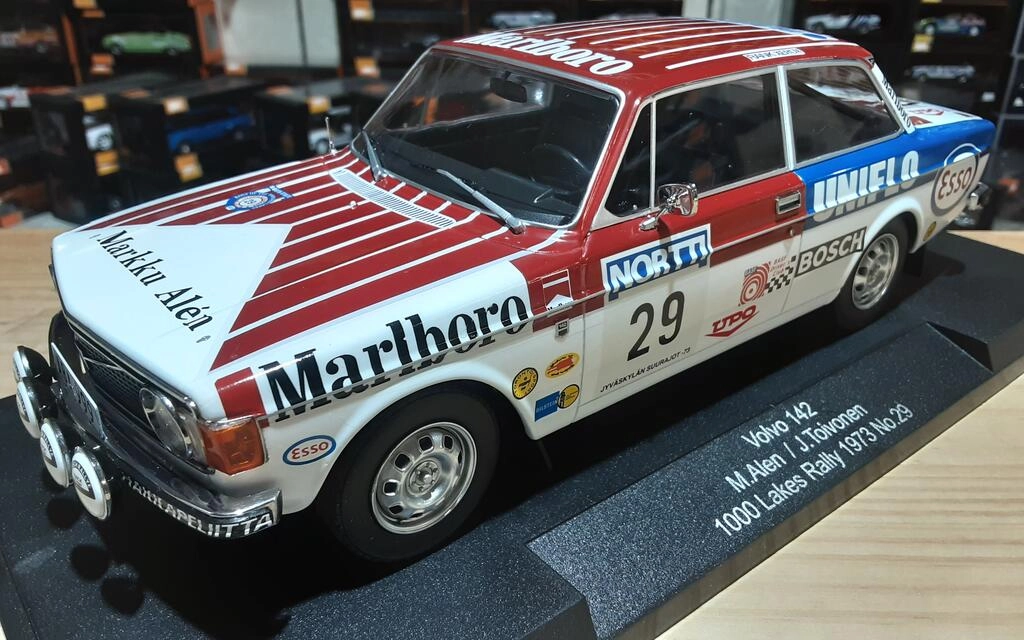MCG 1/18 - VOLVO 142 ESSO UNIFLO (night version) - Nº 29 2n MCG 1/18 - VOLVO 142 ESSO UNIFLO (night version) - Nº 29 2n