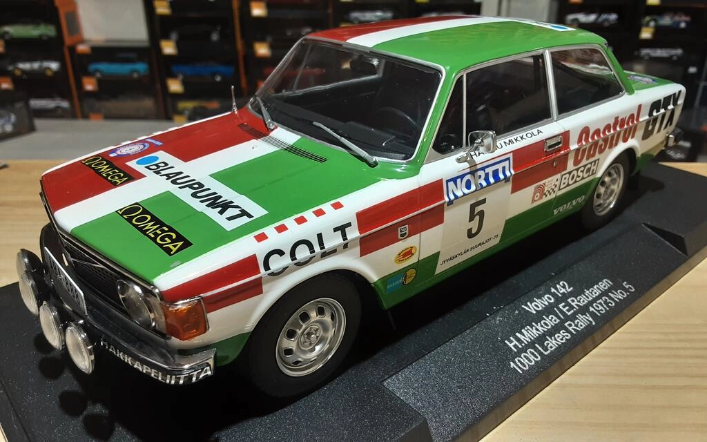 MCG 1/18 - VOLVO 142 ESSO UNIFLO (night version) - Nº 5 RAL MCG 1/18 - VOLVO 142 ESSO UNIFLO (night version) - Nº 5 RAL