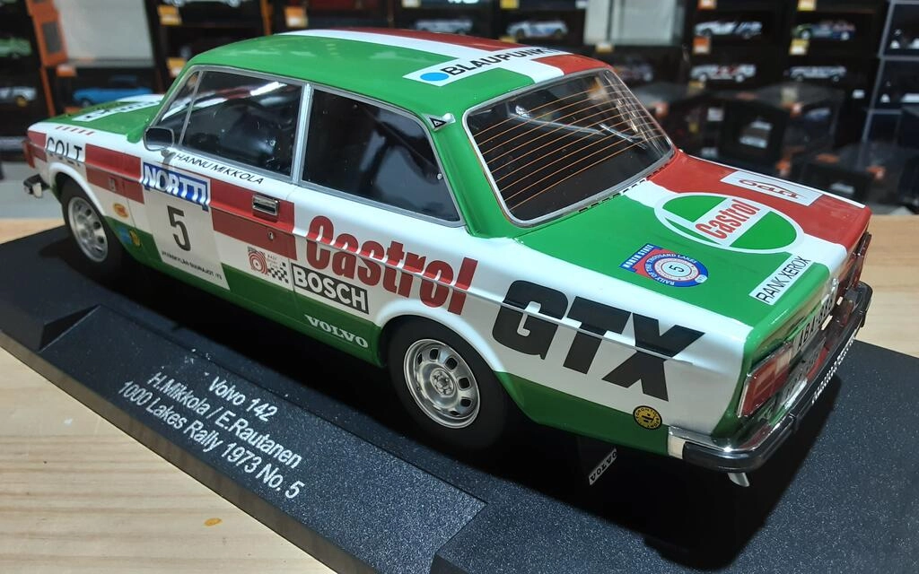 MCG 1/18 - VOLVO 142 ESSO UNIFLO (night version) - Nº 5 RAL MCG 1/18 - VOLVO 142 ESSO UNIFLO (night version) - Nº 5 RAL