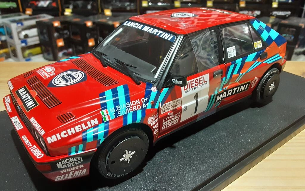 SOLIDO 1/18 - LANCIA DELTA HF INTEGRALE 16V MARTINI - Nº 1 SOLIDO 1/18 - LANCIA DELTA HF INTEGRALE 16V MARTINI - Nº 1