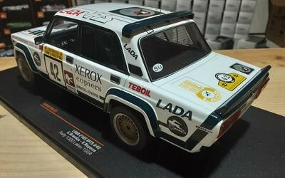 IXO 1/18 - LADA VAZ 2105 VFTS - Nº 42 RALLY 1000 LAKES 1984
