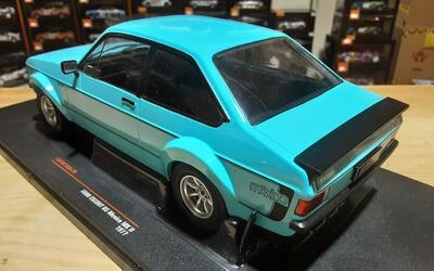 IXO 1/18 - FORD ESCORT RS 2000 RHD - LIGHT BLUE