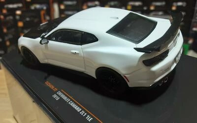 IXO 1/43 - CHEVROLET CAMARO ZL 1 1LE COUPE - WHITE / BLACK -