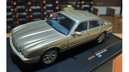 IXO 1/43 - JAGUAR XJ8  - GOLD  - 1998