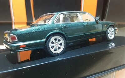 IXO 1/43 - JAGUAR XJ8 (X 308) RHD - METALIC DARK GREEN - 199