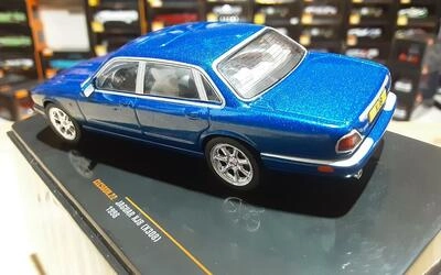 IXO 1/43 - JAGUAR XJ8 (X308) - 1998 - BLUE METALLIC