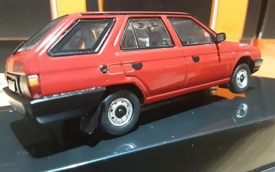 IXO 1/43 - SKODA FORMAN - 1990 - RED