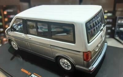 IXO 1/43 -  VOLKSWAGEN T6 MULTIVAN MINIBUS . GREY WHITE - 20