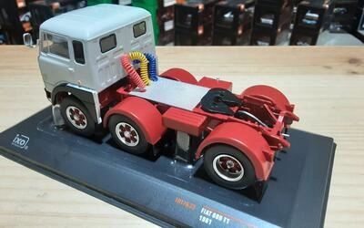 IXO 1/43 - FIAT 690 T1 - 1961 - GREY