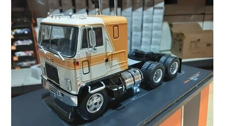 IXO 1/43 - GMC ASTRO 95 - LIGHT BEIGE/DARK YELLOW - 1970