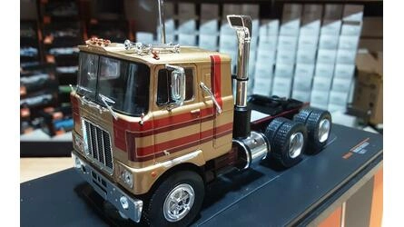 IXO 1/43 - MACK SERIES F - METALLIC BEIGE / RED - 1977