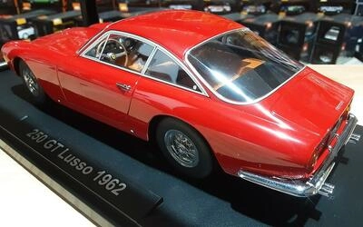 KK SCALE MODELS 1/18 - FERRARI 250 GT LUSSO - 1962 - RED 