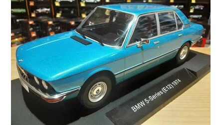 MCG 1/18 - BMW 5-SERIES 520I (E12) - LIGHT BLUE METALLIC - 1