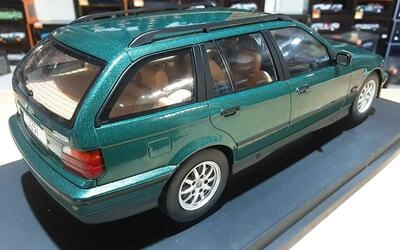 MCG 1/18 - BMW SERIES 3 (E36) TOURING - BOSTON GREEN METALLI