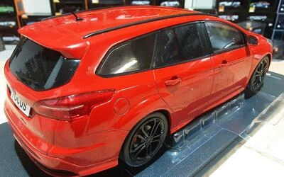 MCG 1/18 - FORD FOCUS ST ESTATE - RACE RED - 2014