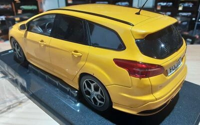 MCG 1/18 - FORD FOCUS ST ESTATE - SUNSET YELLOW METALLIC - 2