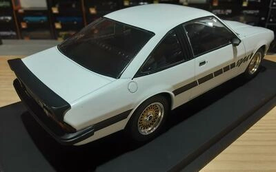 MCG 1/18 - OPEL MANTA B SPORT - WHITE - 1980