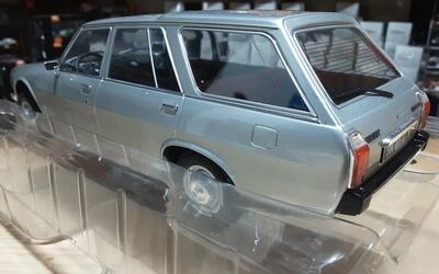 MCG 1/18 - PEUGEOT 504 BREAK - METALIC SILVER - 1970