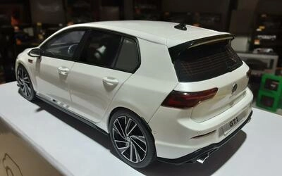 OTTO MOBILE 1/18 - VW GOLF VIII GTI CLUBSPORT - 2021 - WHITE
