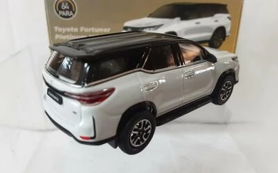 PARA 1/64 - TOYOTA FORTUNER - PLATINUM WHITE - 2023