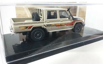 PARA 1/64 - TOYOTA LAND CRUISER 79 PICK-UP RHD - SANDY TAUPE