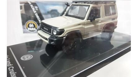 PARA 1/64 - TOYOTA LAND CRUISER LC71 - RHD - 2022 - SANDY TA