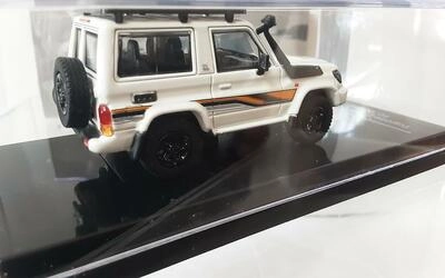 PARA 1/64 - TOYOTA LAND CRUISER LC71 - WHITE ANNIVERSARY - 2