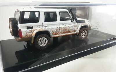 PARA 1/64 - TOYOTA LAND CRUISER LC76 RHD - OFF ROAD EFFECT -
