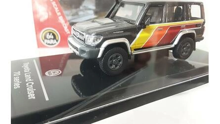 PARA 1/64 - TOYOTA LAND CRUISER LC76 - TRD LIVERY - 2014