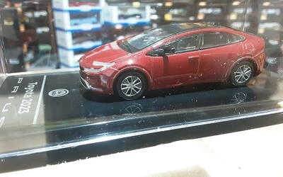 PARA 1/64 - TOYOTA PRIUS - SUPERSONIC RED - 2023 - LHD