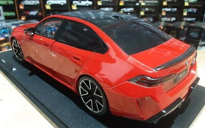 SOLIDO 1/18 - BMW 5-SERIES M5 (G90) - 2025 - FIRE RED