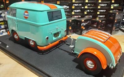 SOLIDO 1/18 - VOLKSWAGEN T1 VAN KOOL COMBI WITH TRAILER GULF