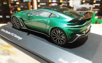 SOLIDO 1/43 - ASTON MARTIN V12 VANTAGE - 2023 METALLIC GREEN