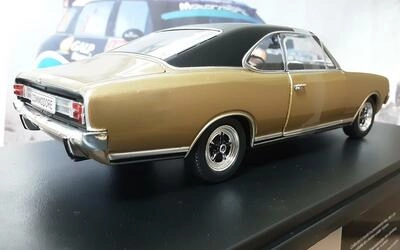 WHITE BOX 1/24 -  OPEL COMMODORE A GS/E COUPÉ - GOLD/BLACK