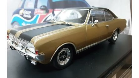 WHITE BOX 1/24 -  OPEL COMMODORE A GS/E COUPÉ - GOLD/BLACK