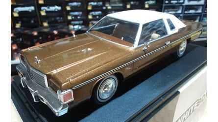 WHITEBOX 1/24 - DODGE MONACO ROYAL - DARK BROWN BEIGE - 1977