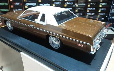 WHITEBOX 1/24 - DODGE MONACO ROYAL - DARK BROWN BEIGE - 1977