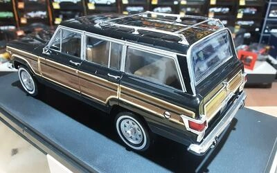 WHITEBOX 1/24 - JEEP GRAND WAGONEER - BLACK BROWN WOOD - 198
