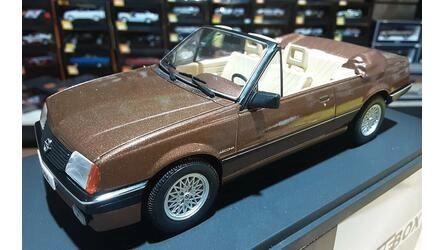WHITEBOX 1/24 - OPEL ASCONA C CABRIOLET OPEN - DARK BROWN - 