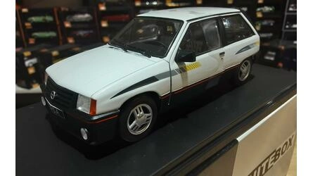 WHITEBOX 1/24 - OPEL CORSA A SR - 1985 - WHITE