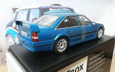 WHITEBOX 1/24 -  OPEL OMEGA EVOLUTION 500 - METALIC BLUE - 1