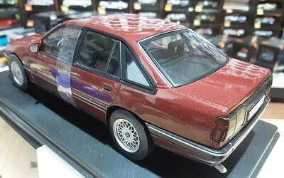 WHITEBOX 1/24 - OPEL SENATOR B - 1987 - METALLIC DARK RED