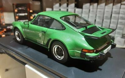 WHITEBOX 1/24 - PORSCHE 911 TURBO (930) - METALLIC GREEN  - 