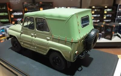 WHITEBOX 1/24 - UAZ 469 - GREEN - 1975