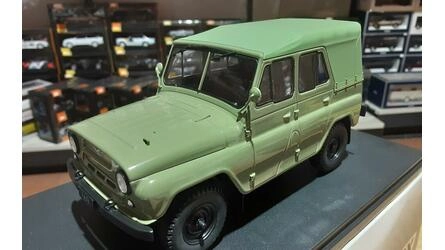 WHITEBOX 1/24 - UAZ 469 - GREEN - 1975